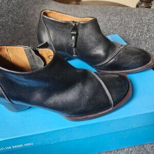 Womens black, zipper ankle boots/shoes